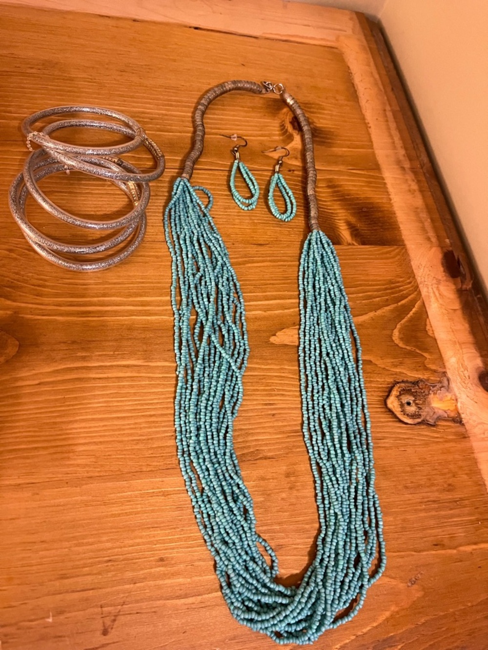 Vtg turquoise like bead and silver tone chunky necklace, bracelets, & earrings - Picture 2 of 9